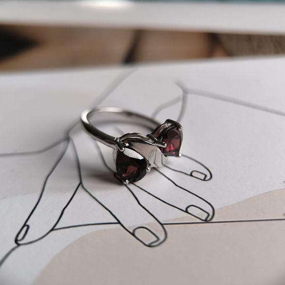 Серебряное кольцо с гранатом