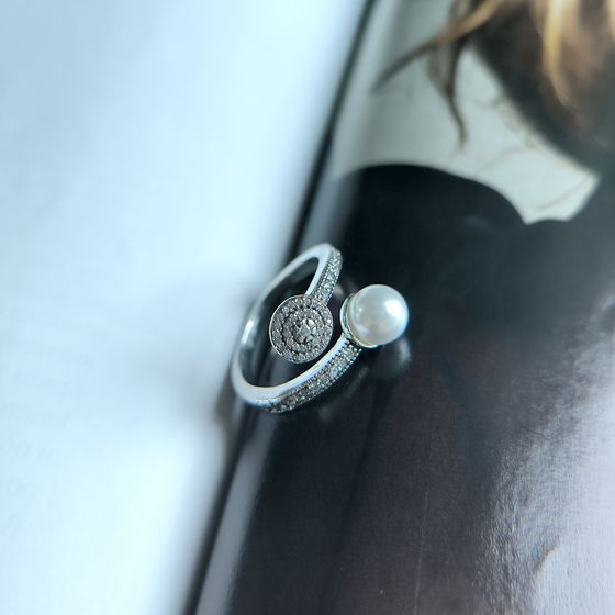 Срібна каблучка з перлами, фіанітами