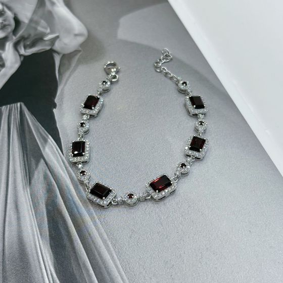Silver bracelet with a 10.6-carat garnet