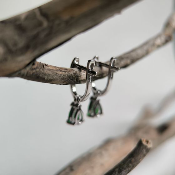 Серебряные серьги с изумрудом nano