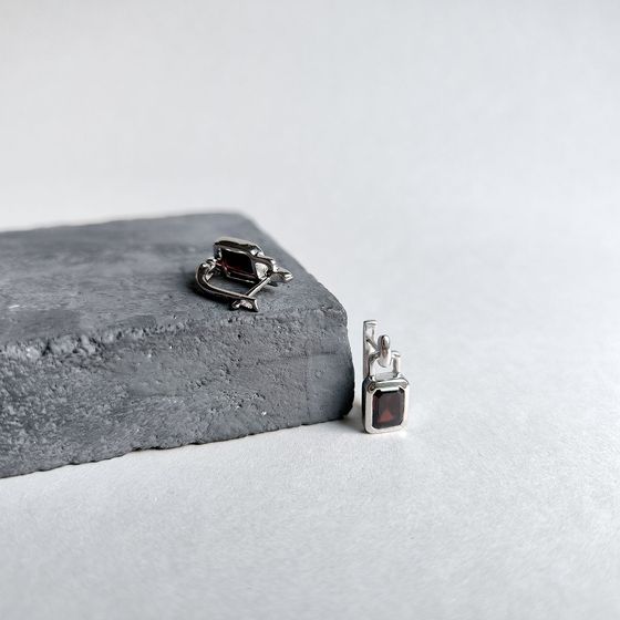 Silver earrings with a 3.81-carat garnet