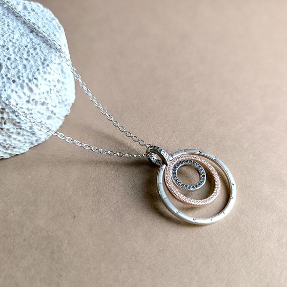 Silver necklace with phianites