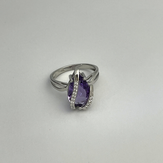 Silver ring with a 4.187-carat amethyst