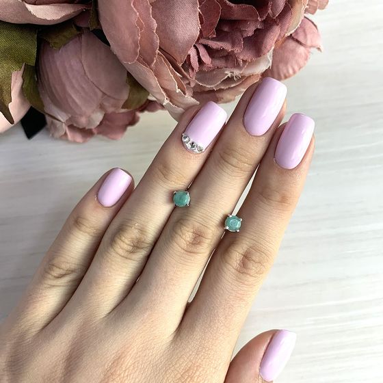 Silver earrings with a 0.89-carat emerald