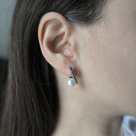 Silver earrings with pearls