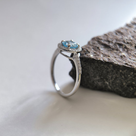 Серебряное кольцо с топазом 1.38ct, фианитами