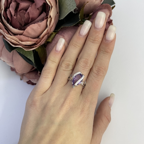 Silver ring with a 4.187-carat amethyst