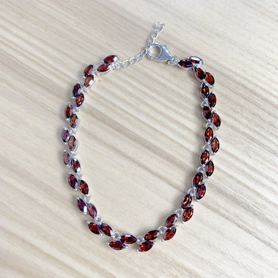 Серебряный браслет с гранатом