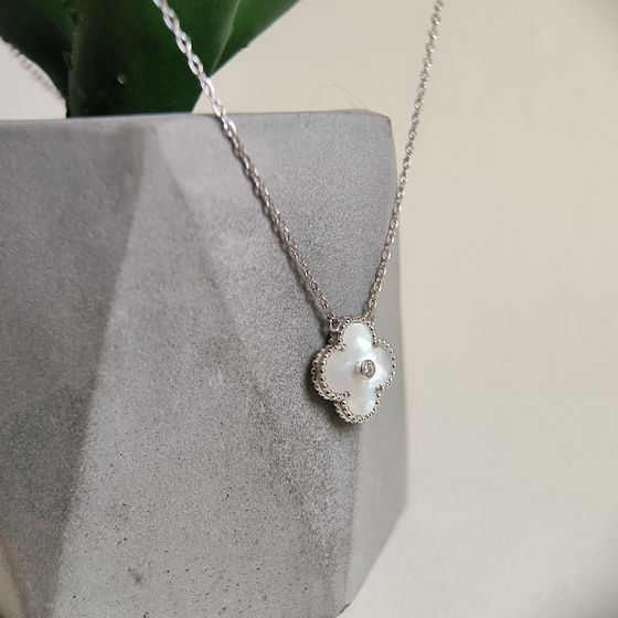 Silver necklace with mother-of-pearl, phianites