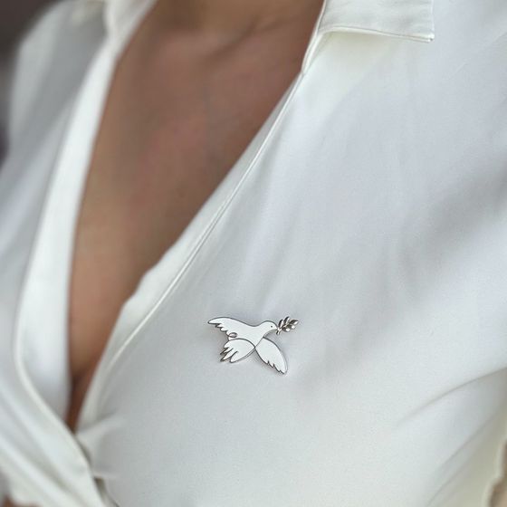 A silver brooch with semallu