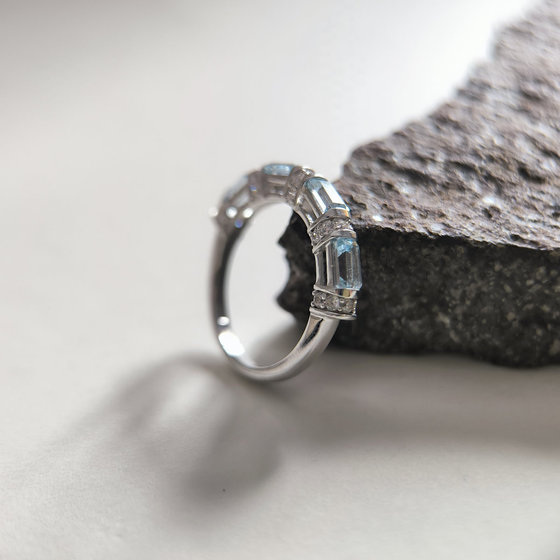 Срібне кільце з топазом 2.27ct, фіанітами