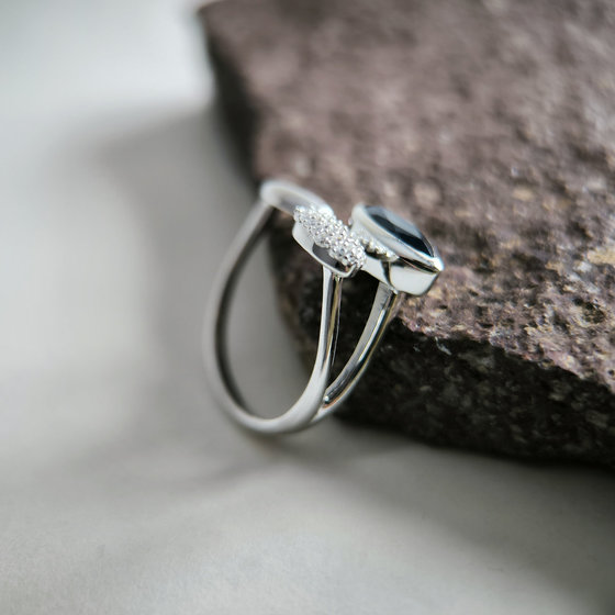 Срібна каблучка з сапфіром 1.73ct, фіанітами