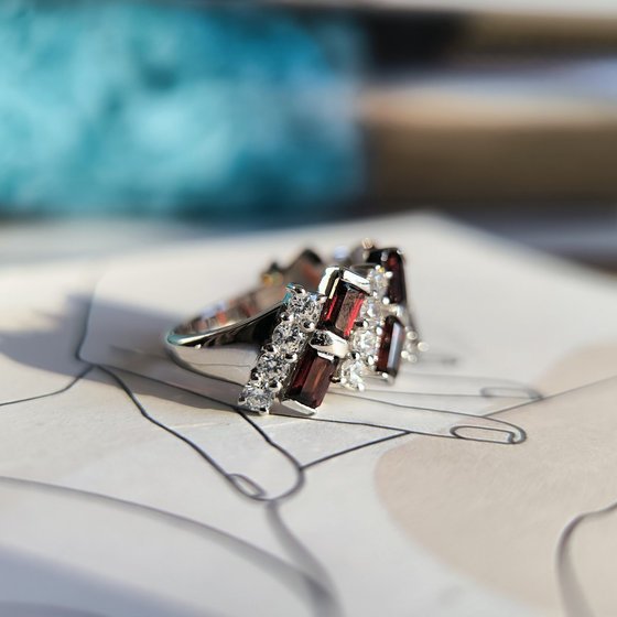 Срібна каблучка з гранатом 5.692ct