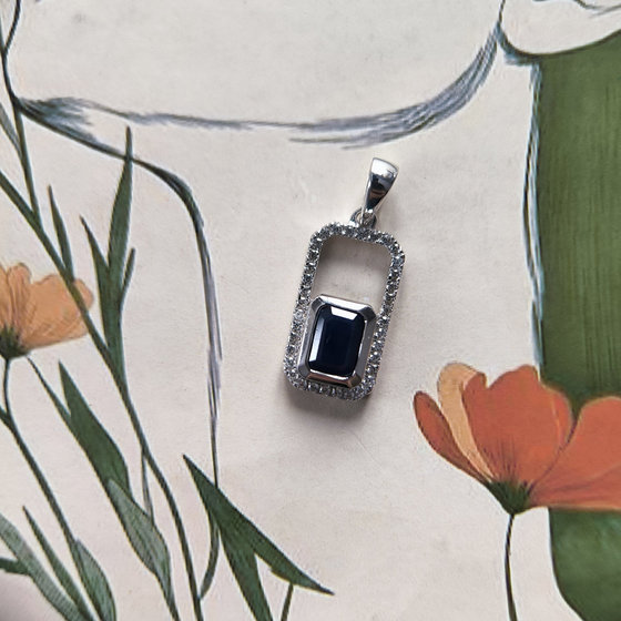 Срібна підвіска з сапфіром 1.627ct, фіанітами
