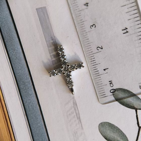 Срібний хрестик з фіанітами