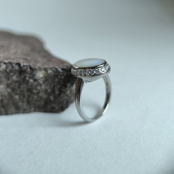 Silver ring with mother-of-pearl, phyanites