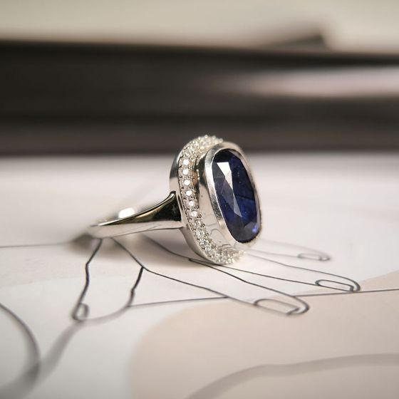 Серебряное кольцо с сапфиром 5.835ct, фианитами