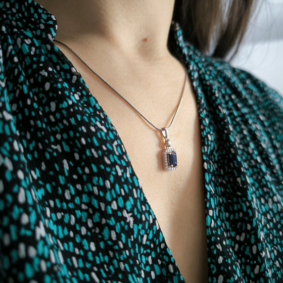 Срібна підвіска з сапфіром 5,58 карата, фіанітами