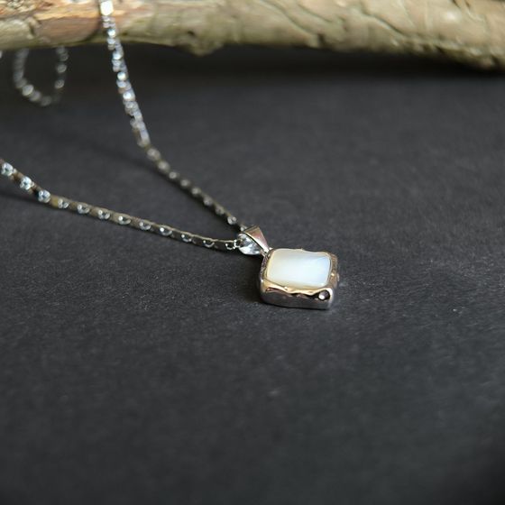 Silver pendant with mother-of-pearl