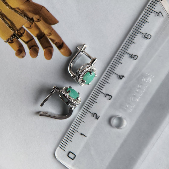 Silver earrings with emerald 2.028ct