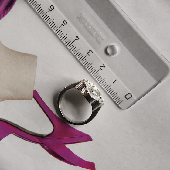 Silver ring with cubic zirconia and mother-of-pearl