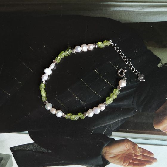 Срібний браслет з хризолітом, перлами бароковими