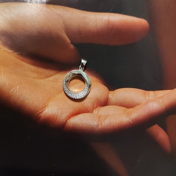 Silver pendant with phianites