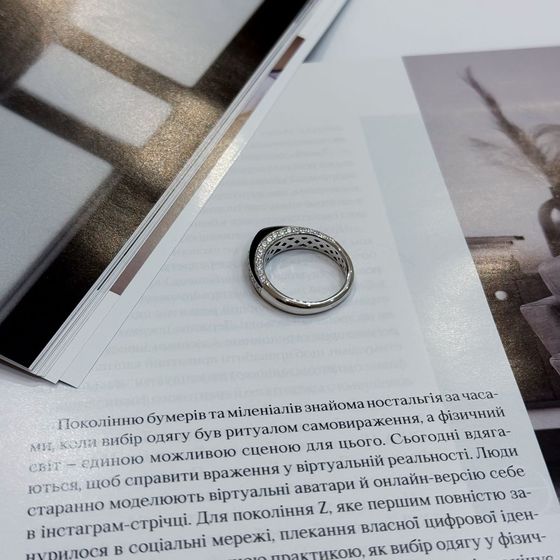 Срібна каблучка з фіанітами, емаллю