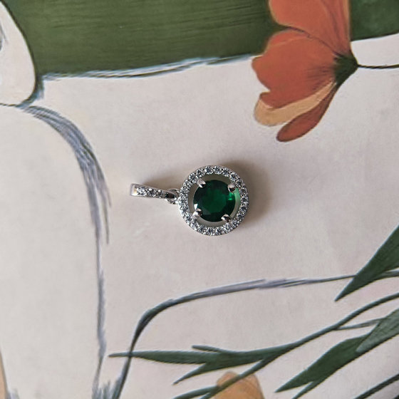 Silver pendant with 0.9ct nano emerald