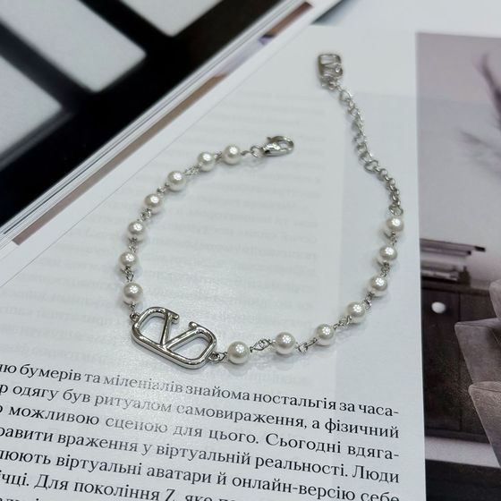 Silver bracelet with pearls