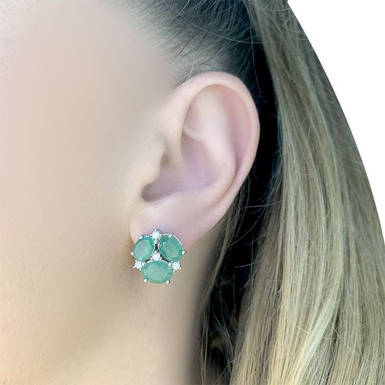 Silver earrings with a 6.474-carat emerald
