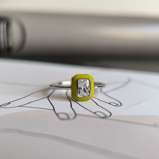 Срібна каблучка з фіанітами, емаллю