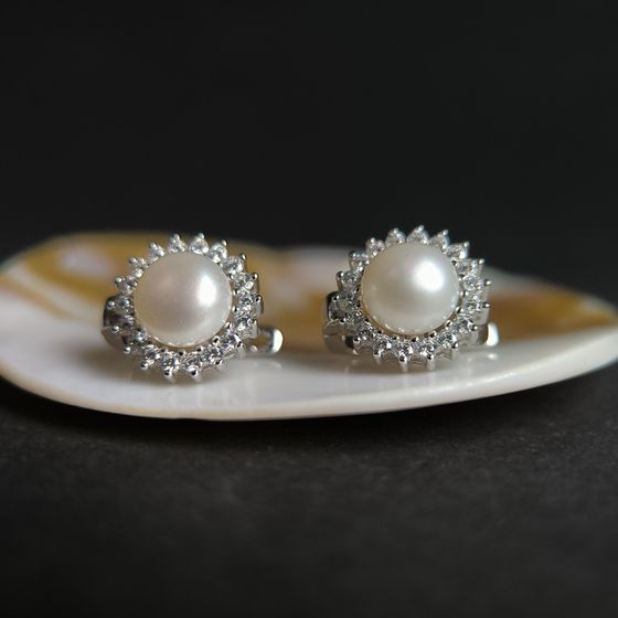 Silver earrings with pearls