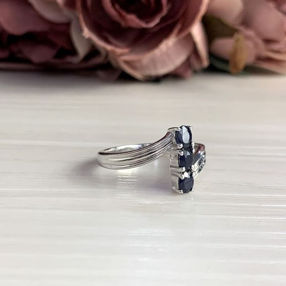 Silver ring with sapphire 0.685ct