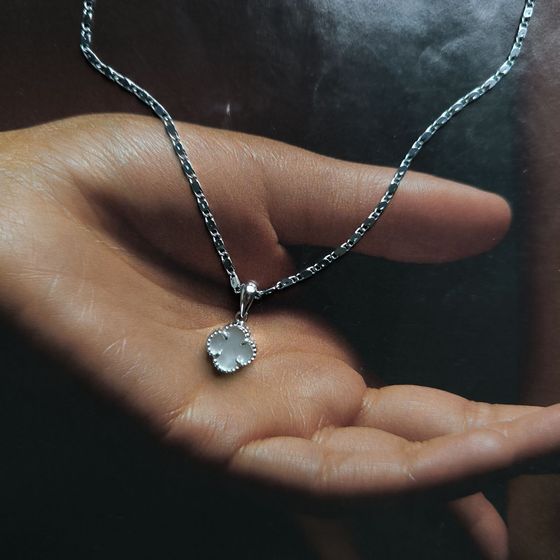 Срібна підвіска з перламутром