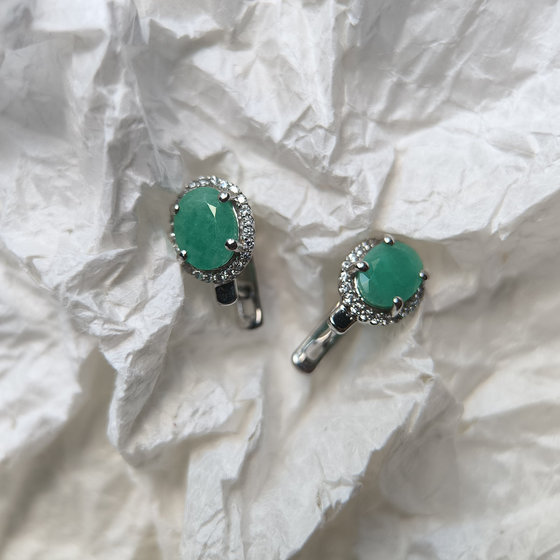 Silver Earrings with a 2.9-carat Emerald