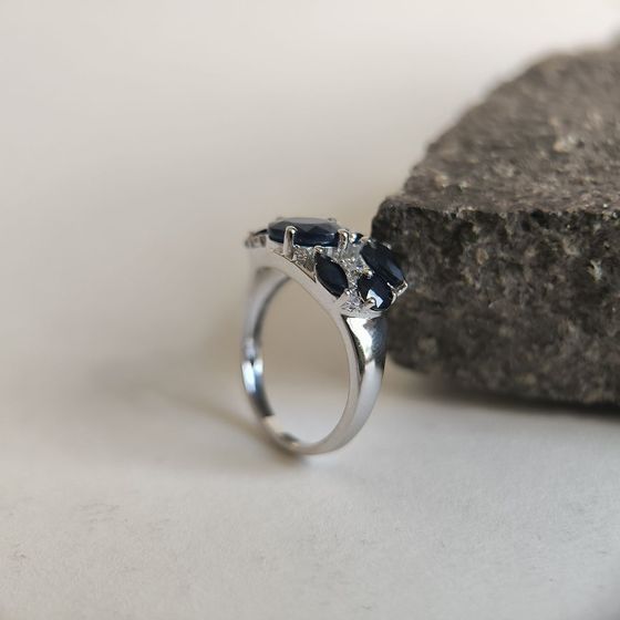 Срібна каблучка з сапфіром 3.823ct, фіанітами