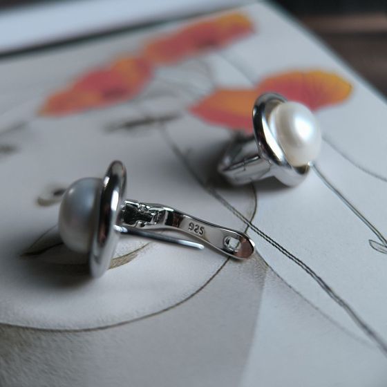 Silver earrings with pearls