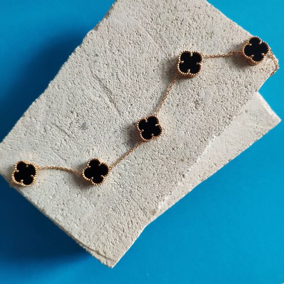 Золотой браслет с ониксом