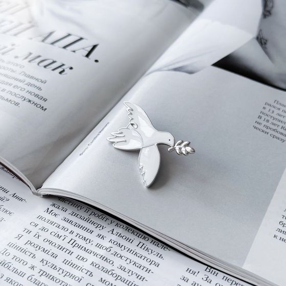 A silver brooch with semallu