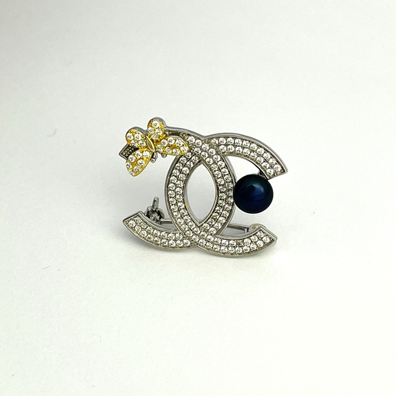 Silver brooch with pearls, fianites