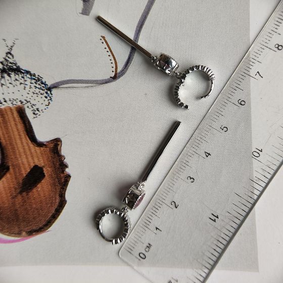 Срібні сережки з рубіном