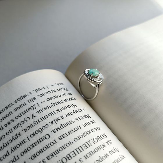 Срібна каблучка зі смарагдом 1.35ct, фіанітами