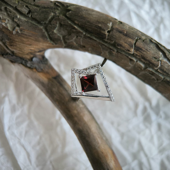 Срібна каблучка з гранатом 1.555ct