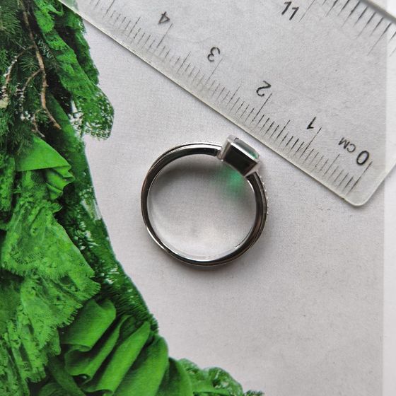 Silver ring with emerald nano