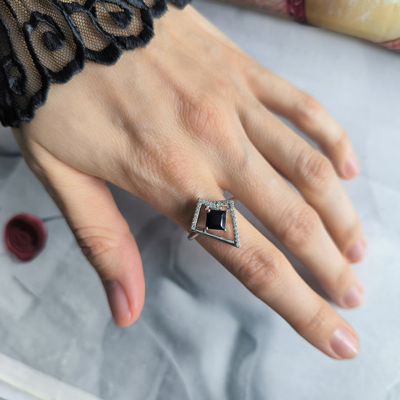 Срібне кільце з сапфіром 1.755ct, фіанітами