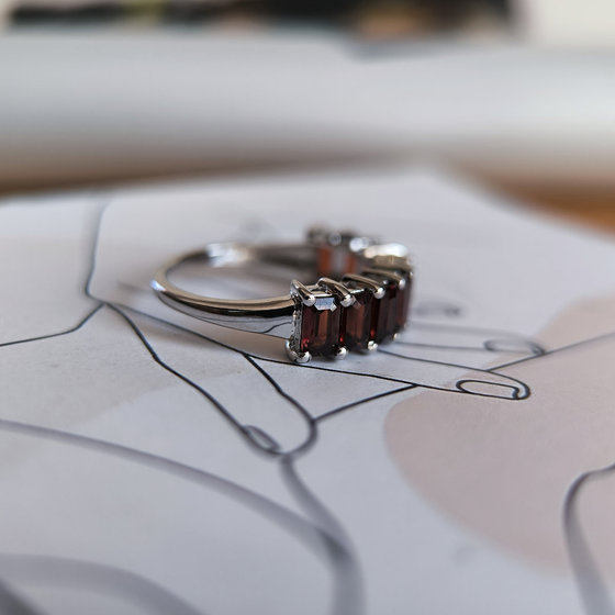 Срібне кільце з гранатом 3,283 карата