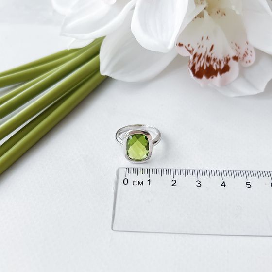 Silver ring with a 6.933-carat chrysolite