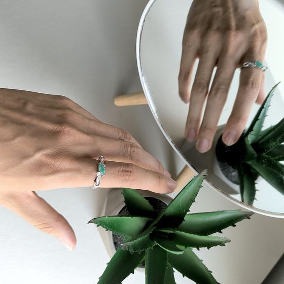 Срібна каблучка зі смарагдом 0.626ct, фіанітами