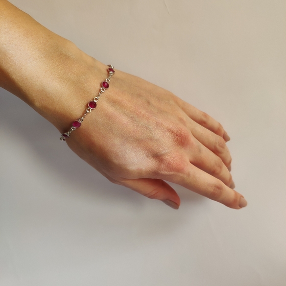 Silver bracelet with a 7.116-carat ruby